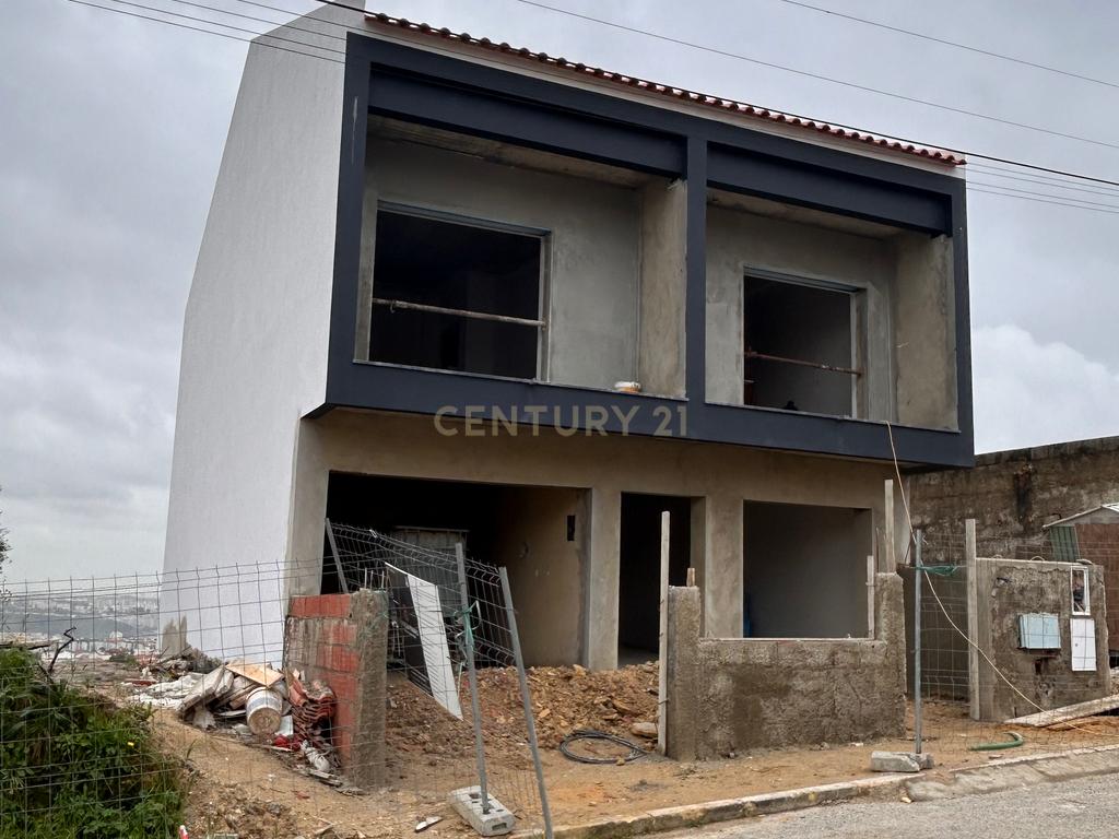 Moradia Nova em Construção no Bairro do Girassol - Image 1